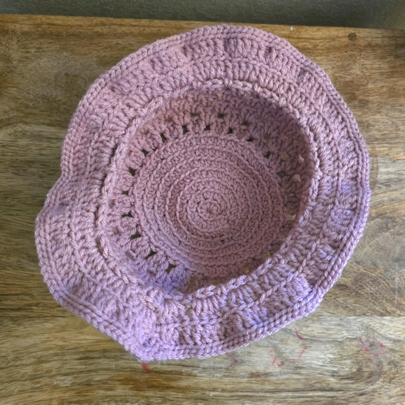 Handmade pink crochet toddler hat with ruffled brim (2–3 yrs) - Picture 3 of 3